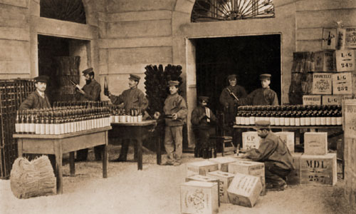 Preparazione per la spedizione vino nell'azienda Pavoncelli
